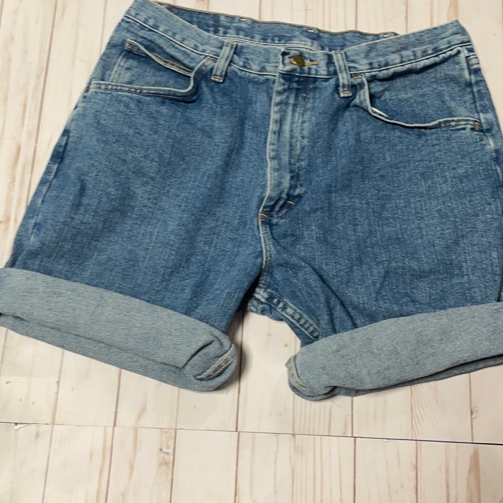 Men’s wrangler vintage shorts.